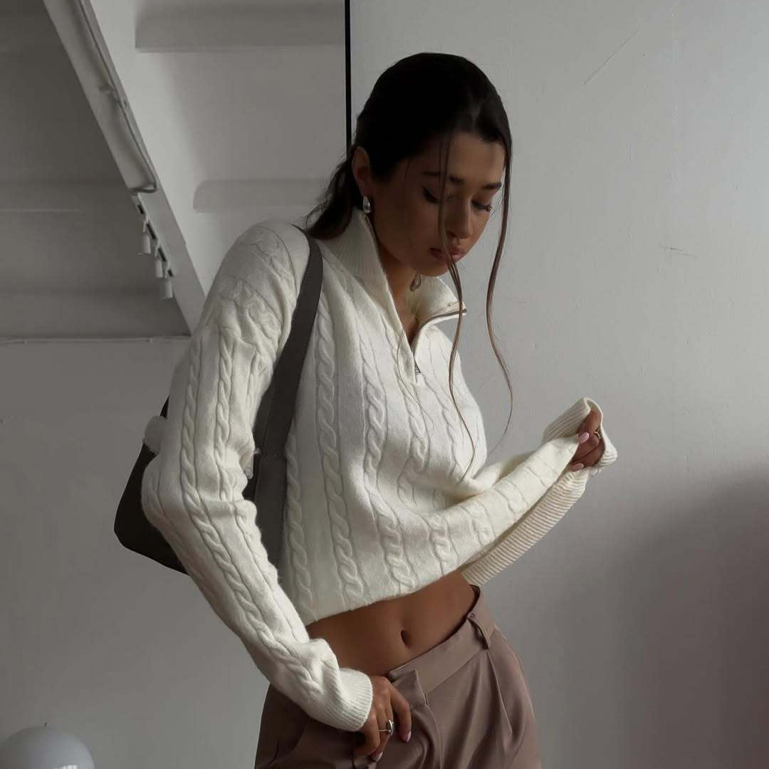 Dames pull cropped brodé avec demi-zip et structure côtelée Chic und Stil