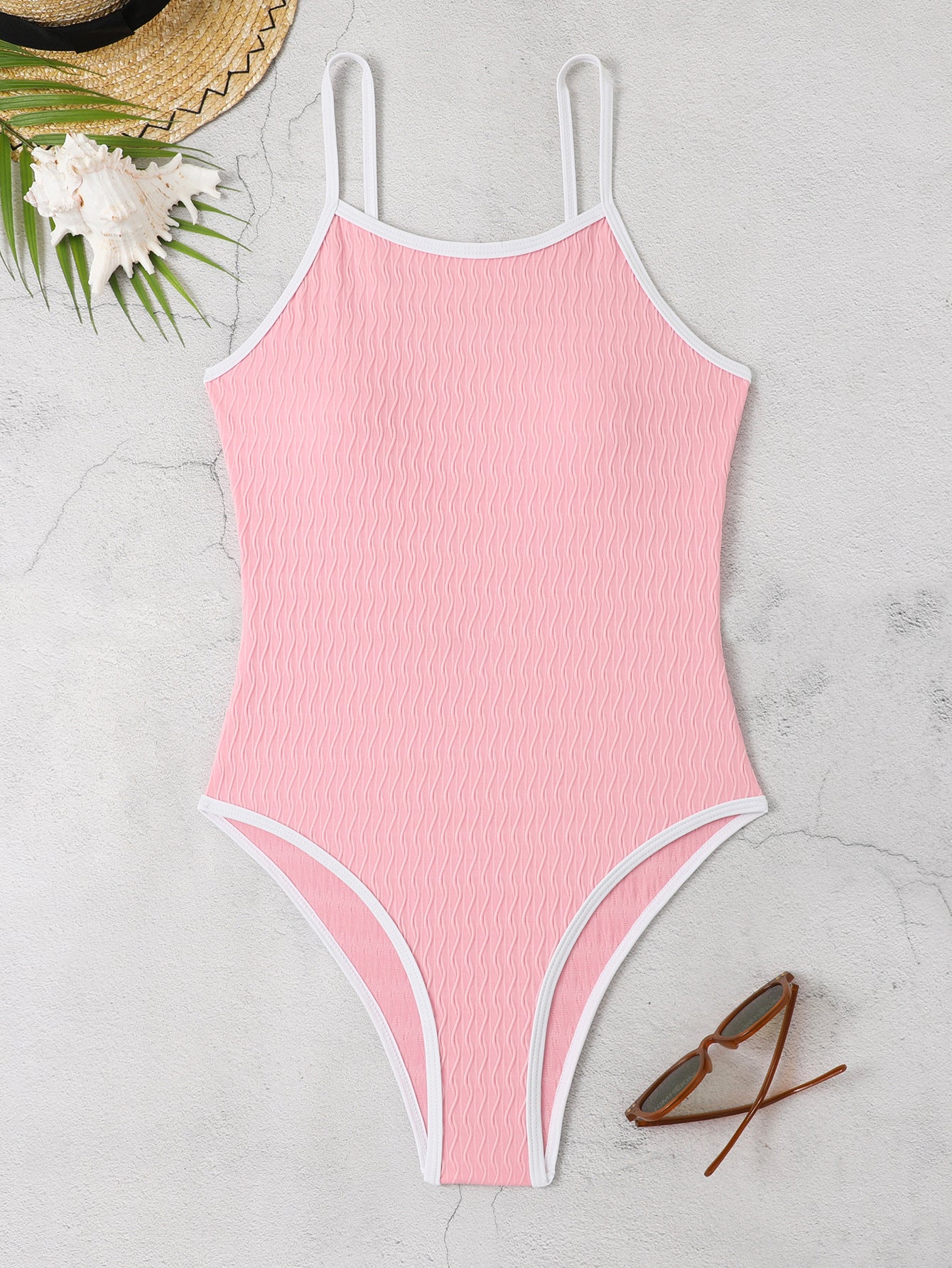 Maillot de bain une pièce femme avec motif de vagues dynamiques et décolleté haut Chic und Stil