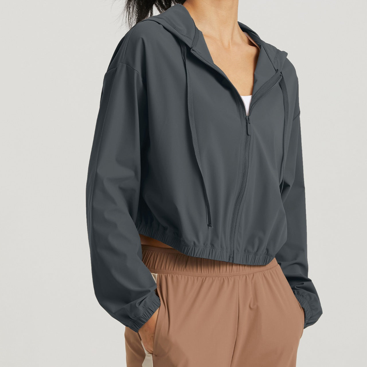 Veste à capuche sportive pour femmes avec coupe généreuse et combinaison de matériaux respirants Chic und Stil