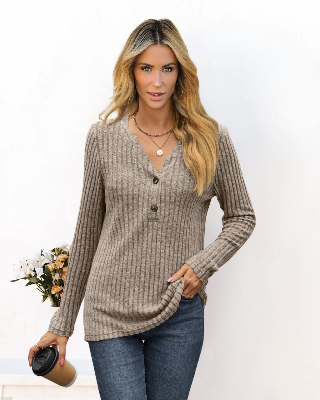 Pull à gros mailles pour dames avec décolleté en V et détails de boutons Chic und Stil