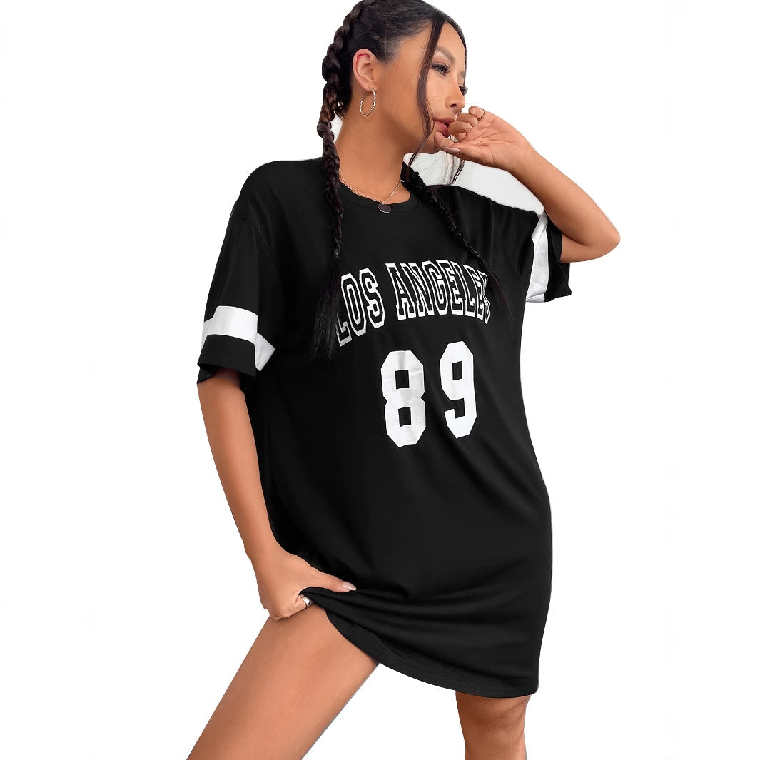 Robe T-shirt de sport pour femmes dans un style streetwear urbain Chic und Stil