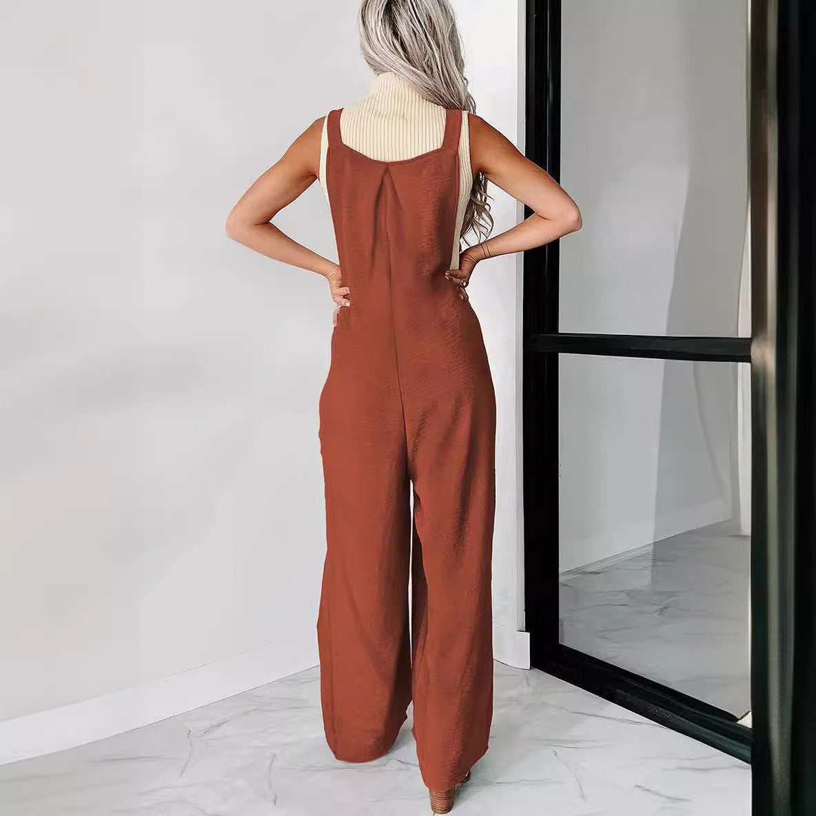 Combinaison décontractée pour femmes avec jambe large et détails de boutons décoratifs Chic und Stil