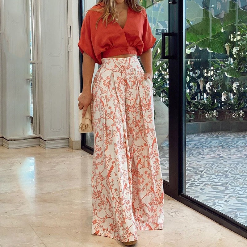Dame haut cropped à la mode et pantalon large Chic und Stil