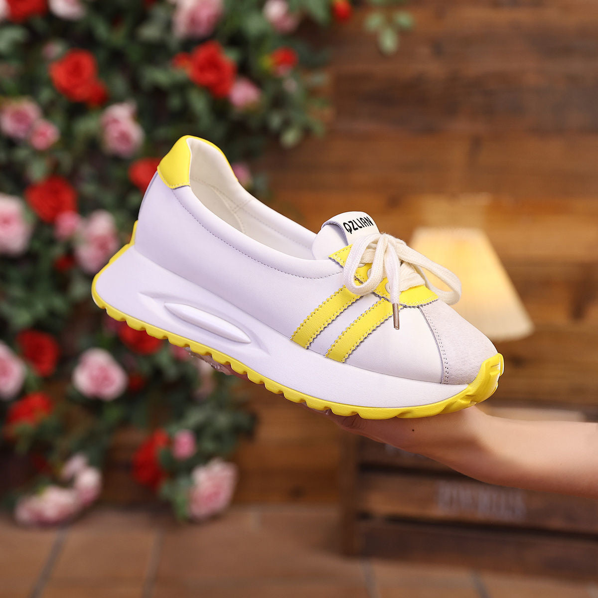 Baskets confortables pour dames dans un mélange à la mode de cuir et de textile Chic und Stil