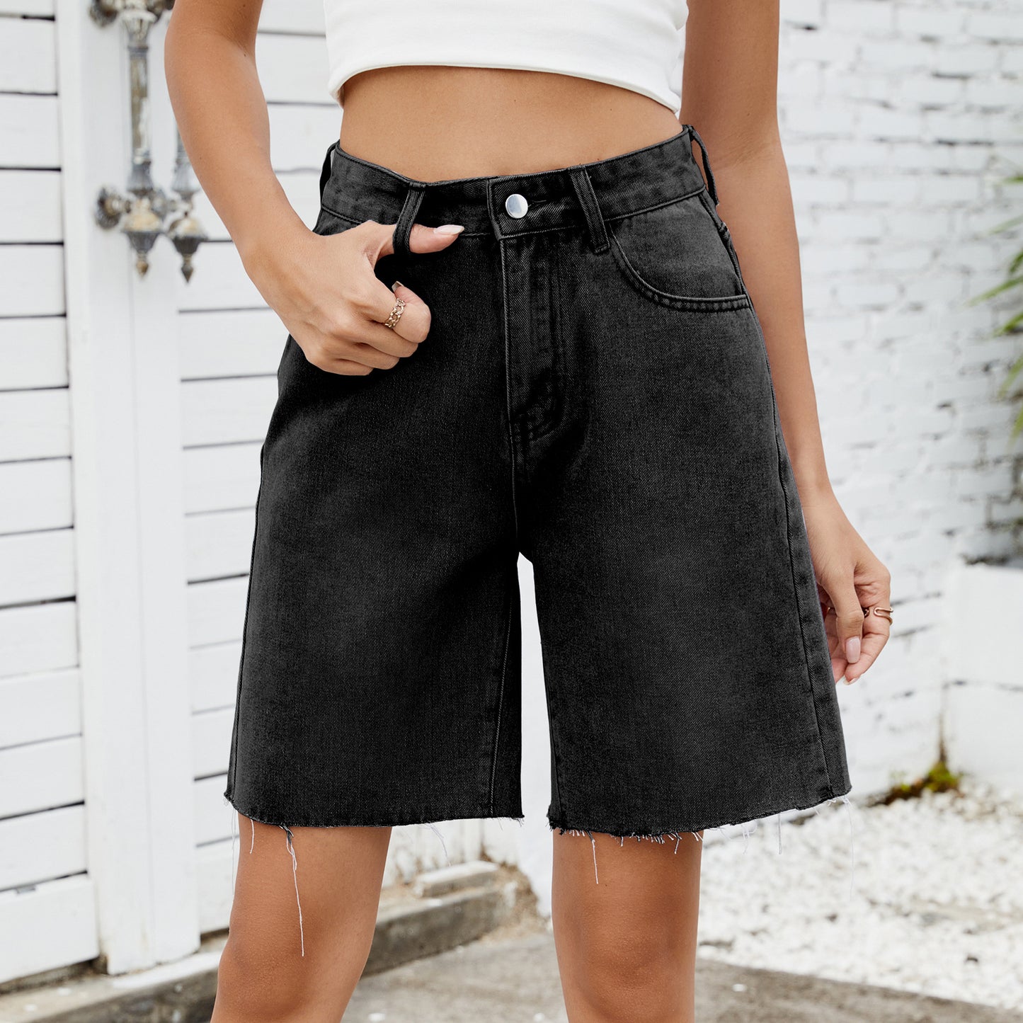 Women's denim shorts with a modern cut and fringed edge Chic und Stil