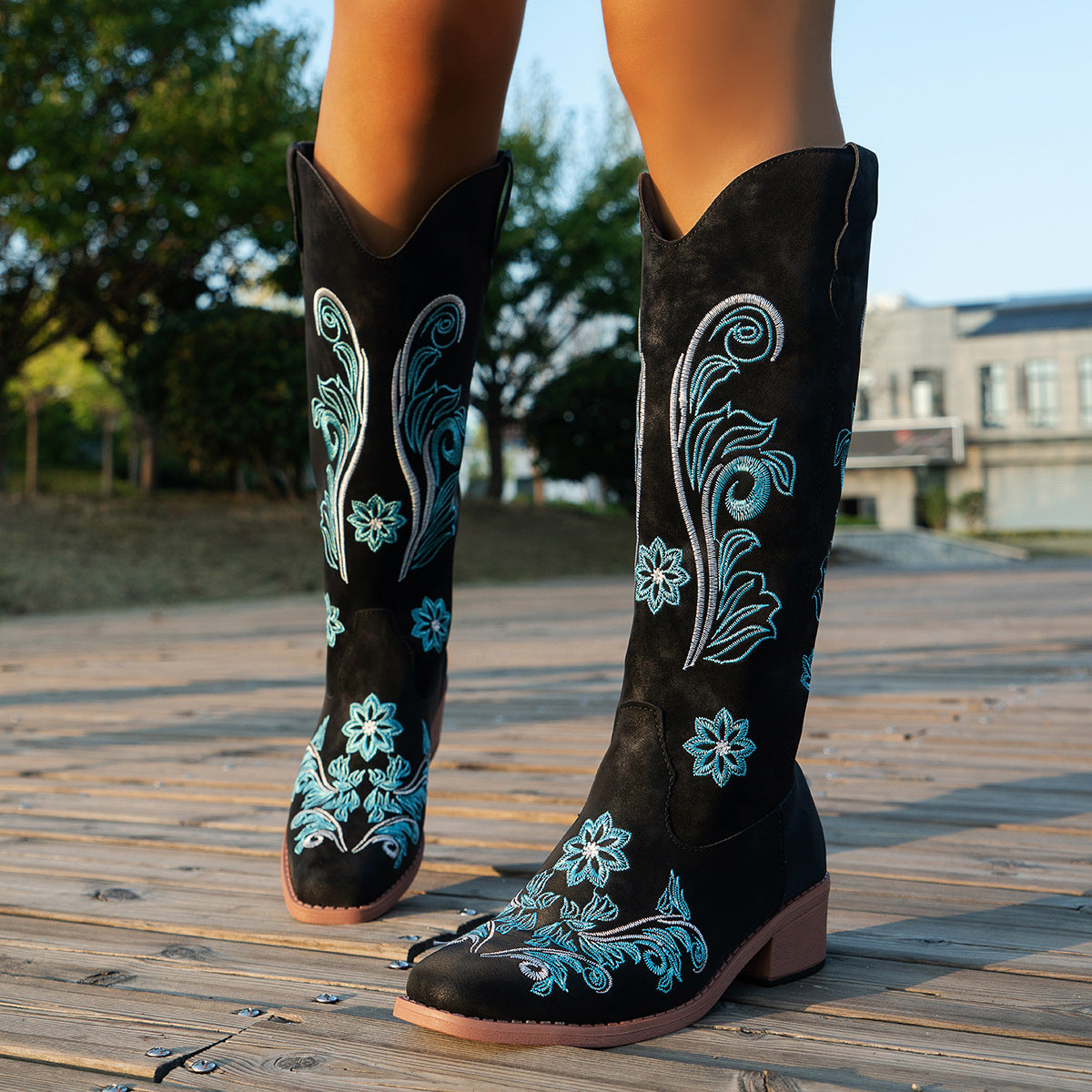 Bottes de cowboy pour femmes avec des détails floraux faits à la main et un talon bloc confortable Chic und Stil