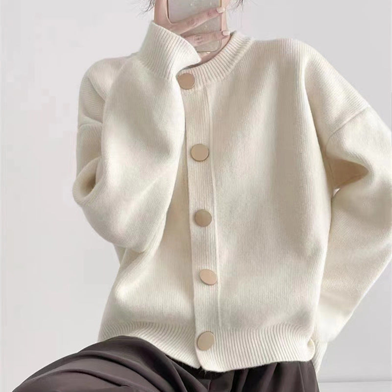 Casual knit cardigan for women with contrasting buttons Chic und Stil