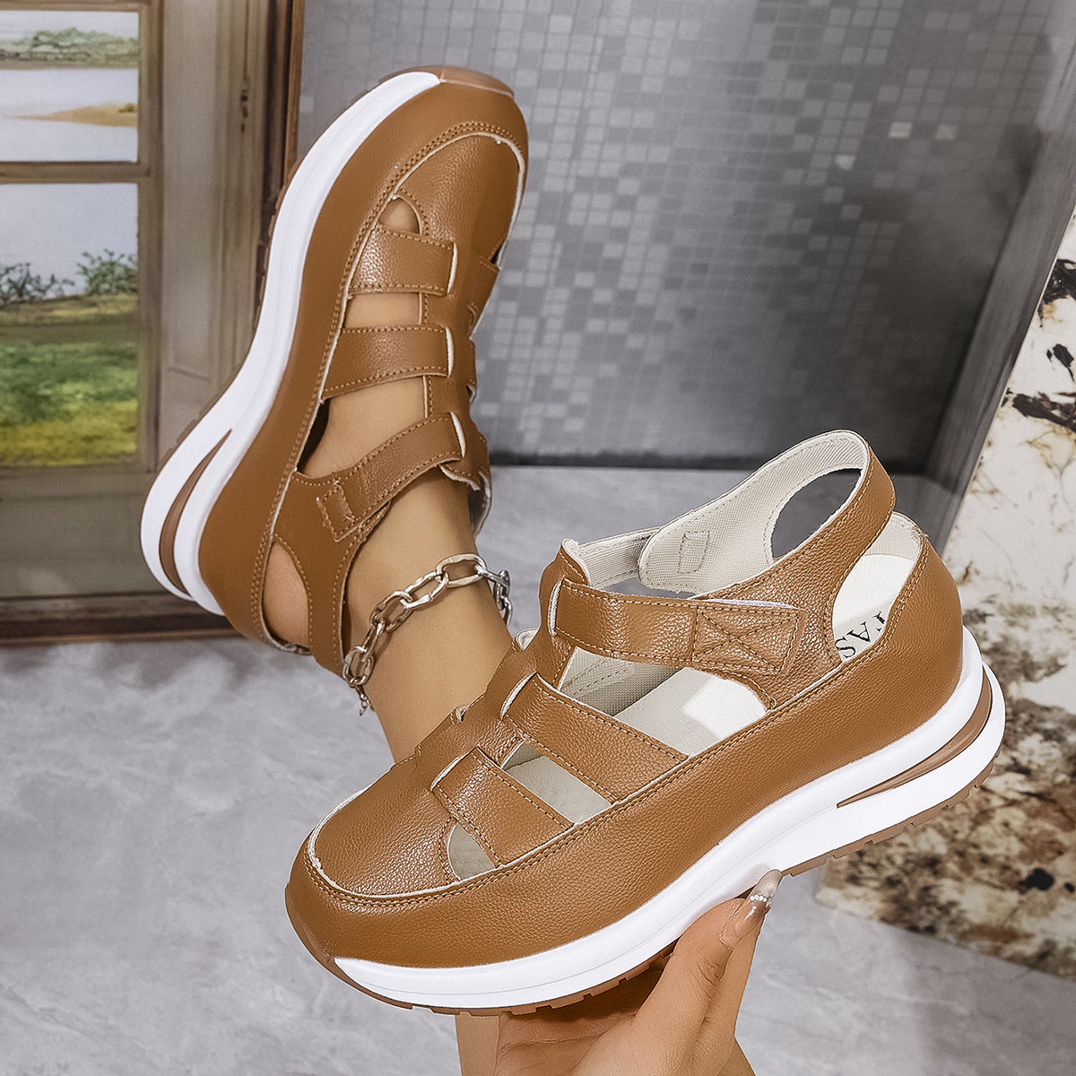 Sandales confortables pour femmes avec des rayures croisées à la mode et un matériau supérieur respirant Chic und Stil.