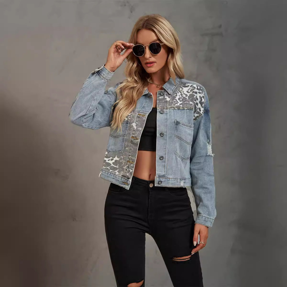 Veste en jean pour femmes avec des applications en impression animale contrastantes et une coupe décontractée Chic und Stil