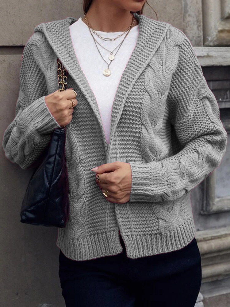 Veste en grosse maille pour femmes avec capuche et motif en relief Chic und Stil