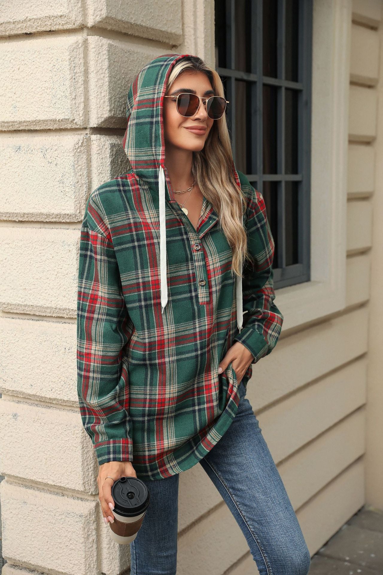 Blouse à capuche à carreaux pour femmes avec des détails pratiques de boutons et une coupe décontractée Chic und Stil