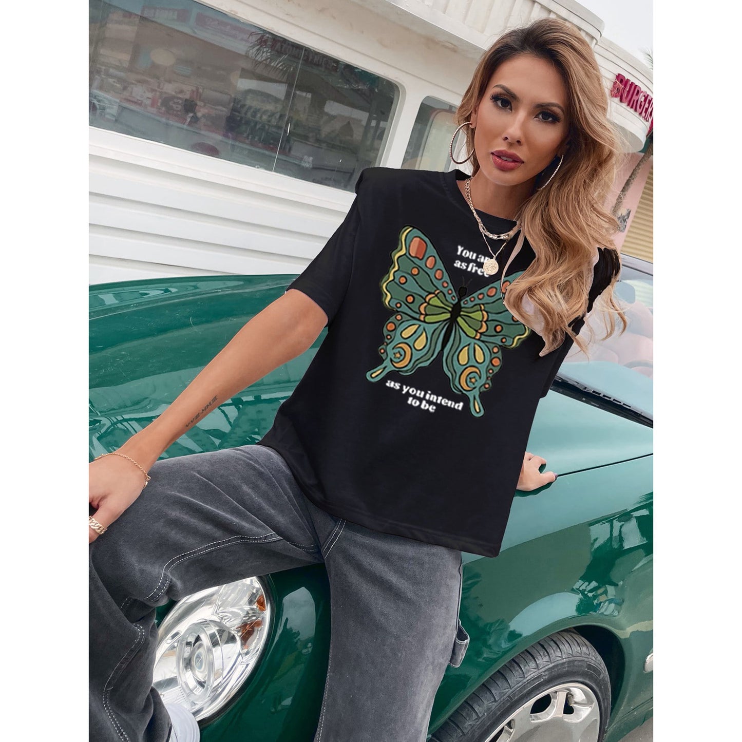 T-shirt surdimensionné pour femmes avec impression colorée de papillons et inscription inspirante Chic und Stil