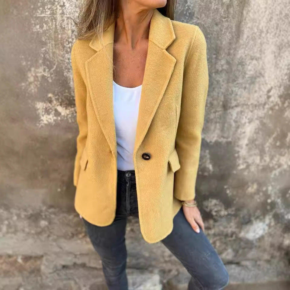 Blazer féminin à la mode en tissu doux et détails élégants Chic und Stil