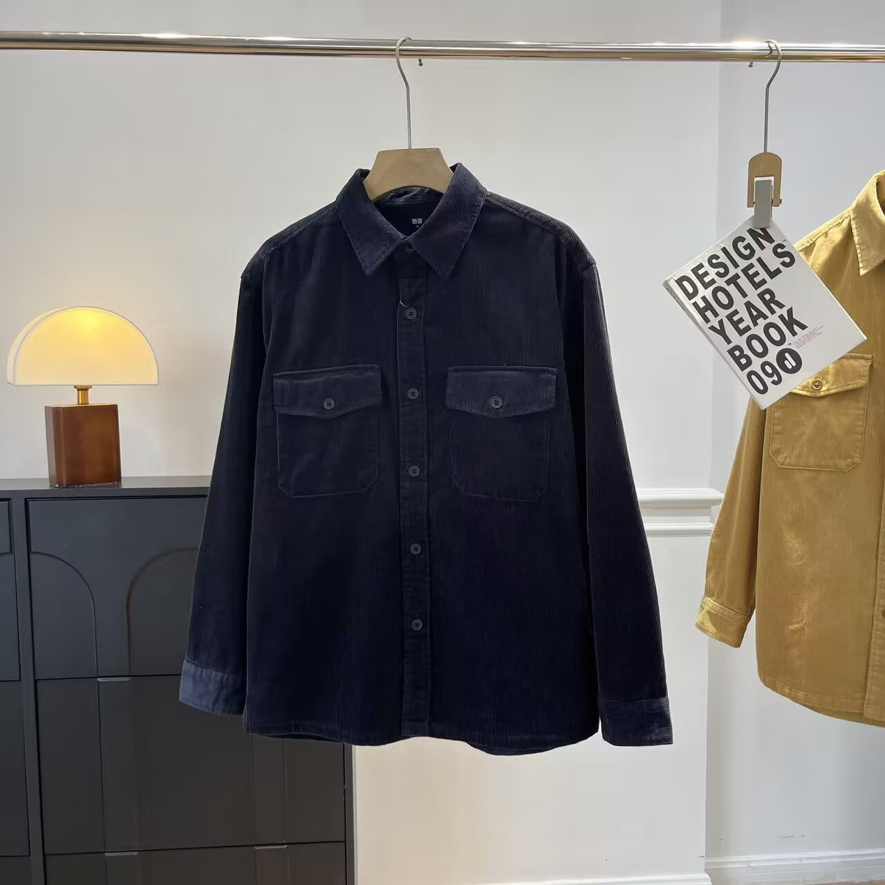 Veste en chemise en corduroy décontractée pour femmes avec poches poitrine pratiques Chic & Stil