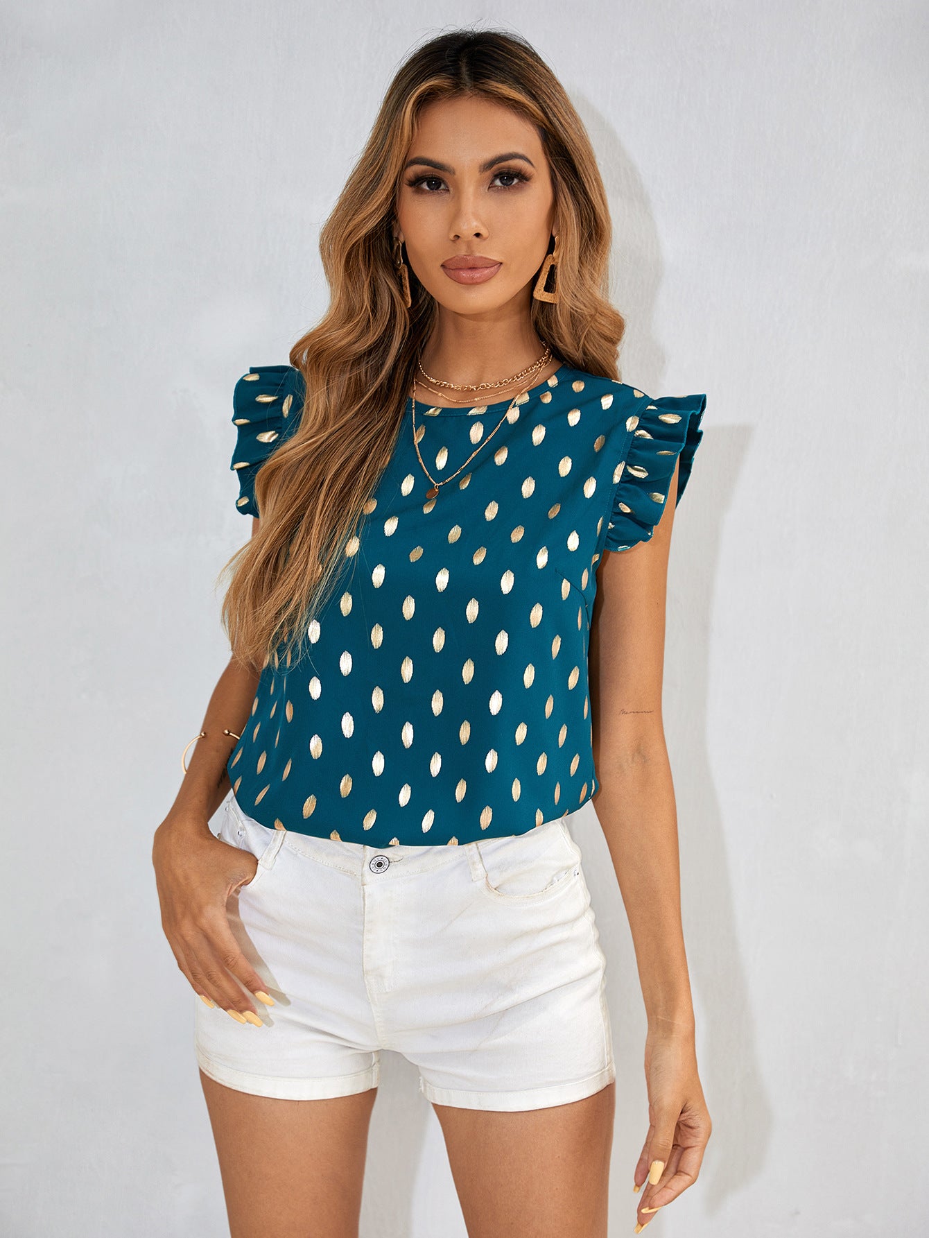Chemisier pour femmes avec des détails en volants et un motif à pois dorés Chic und Stil