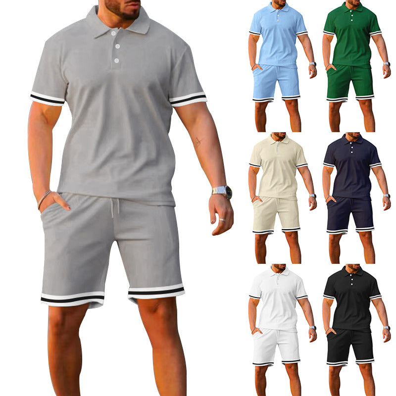 Ensemble polo et shorts sportif pour hommes avec bandes contrastées Chic und Stil