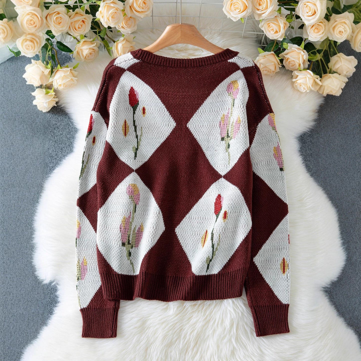 Veste en tricot pour femmes avec motif floral et design de boutons décoratifs Chic und Stil