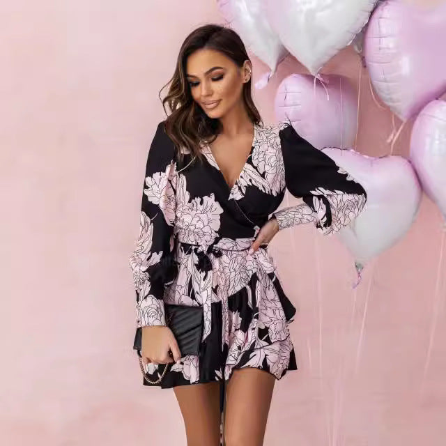 Robe mini florale fluide pour femmes avec ourlet volant Chic und Stil