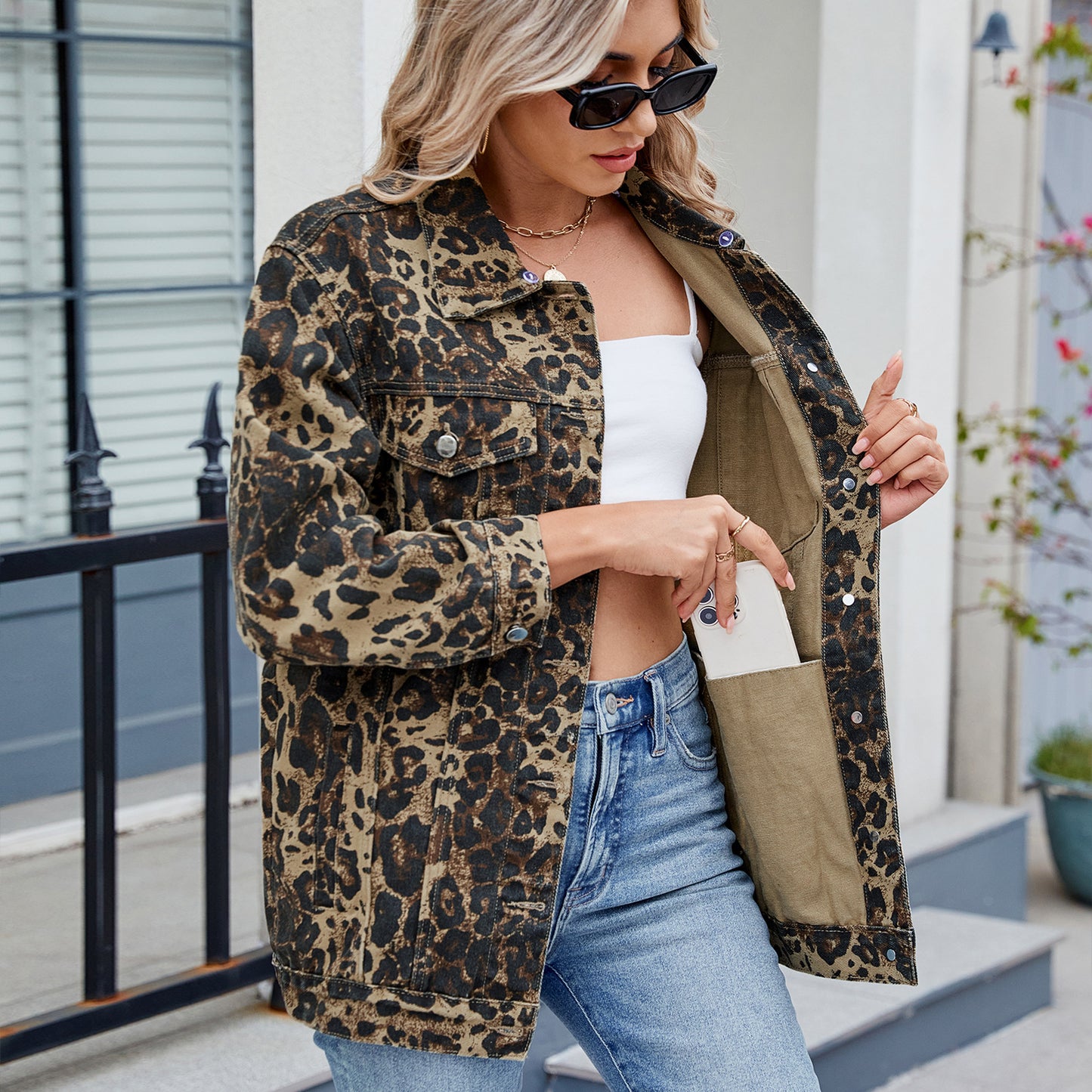 Veste en denim pour femmes au design léopard tendance avec une coupe décontractée Chic und Stil