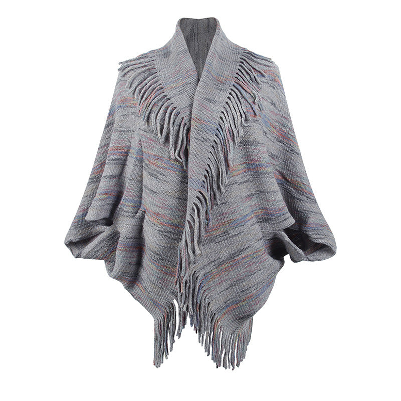 Dame poncho en tricot avec des franges luxueuses et un design moderne Chic und Stil