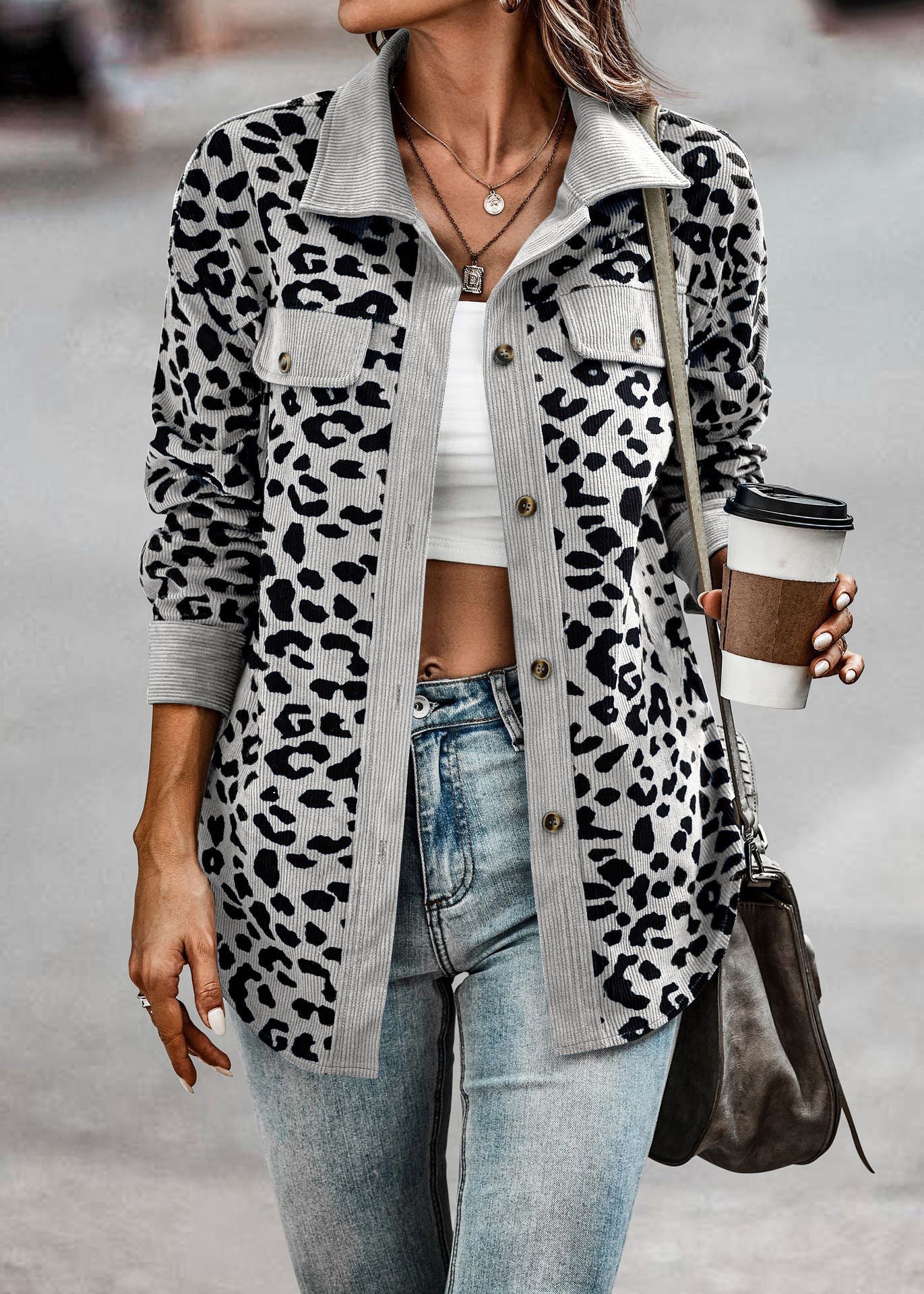 Veste pour femmes en motif léopard avec tissu structuré et poches pratiques Chic und Stil
