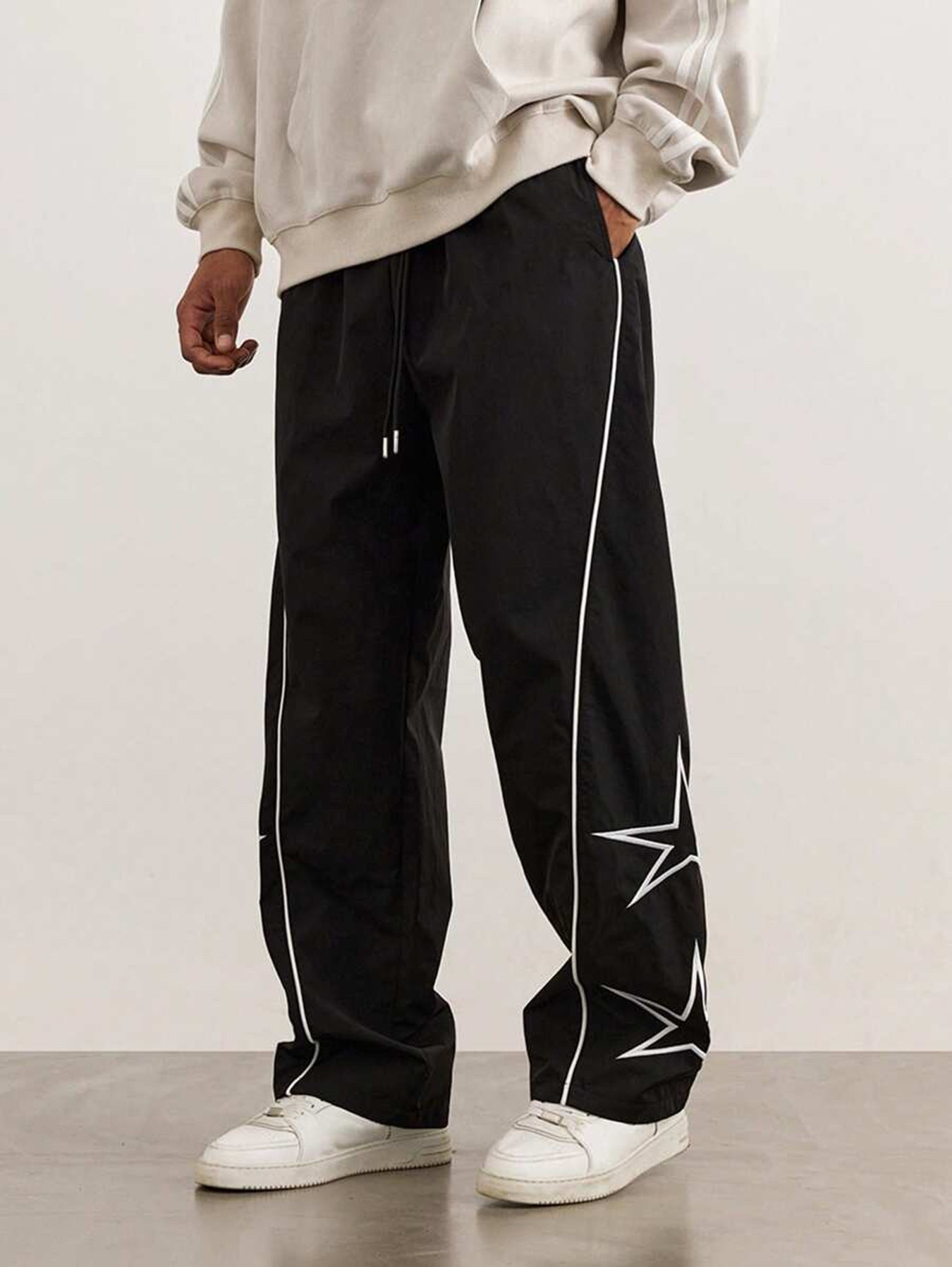 Pantalons de loisirs pour hommes avec bandes de contraste latérales Chic und Stil