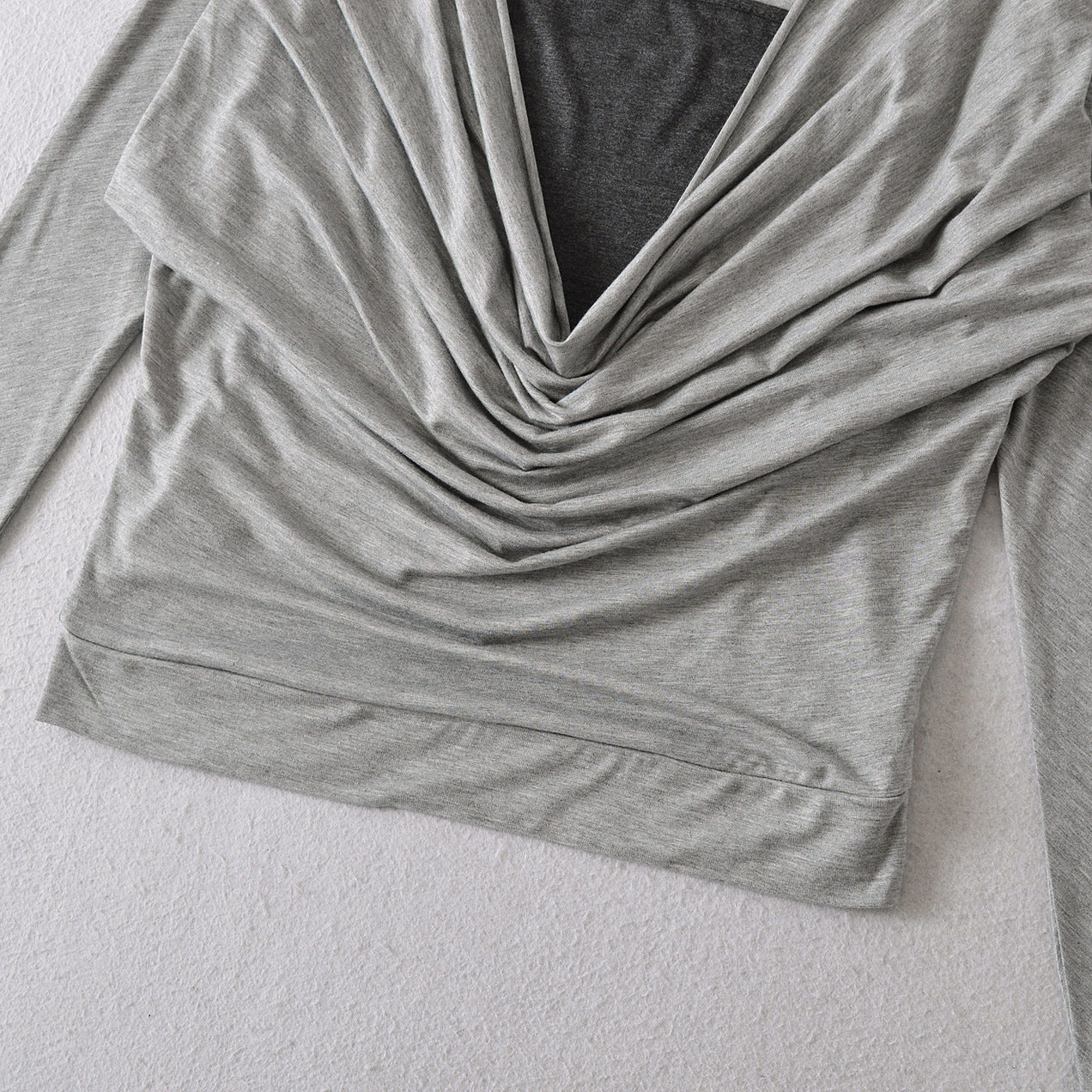 Chemise à manches longues décontractée pour femmes avec un design de drapé raffiné Chic und Stil