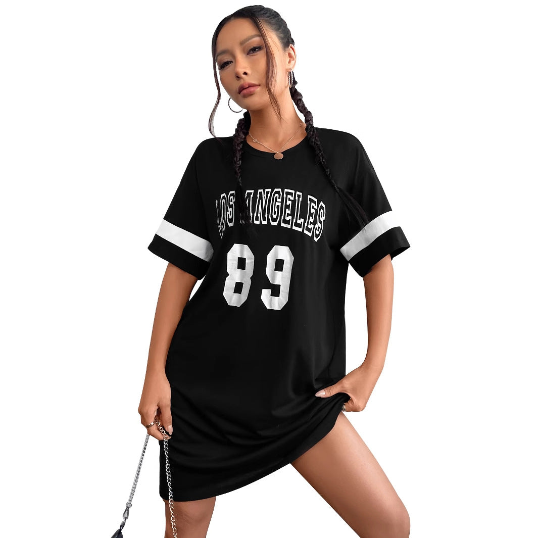 Robe T-shirt de sport pour femmes dans un style streetwear urbain Chic und Stil