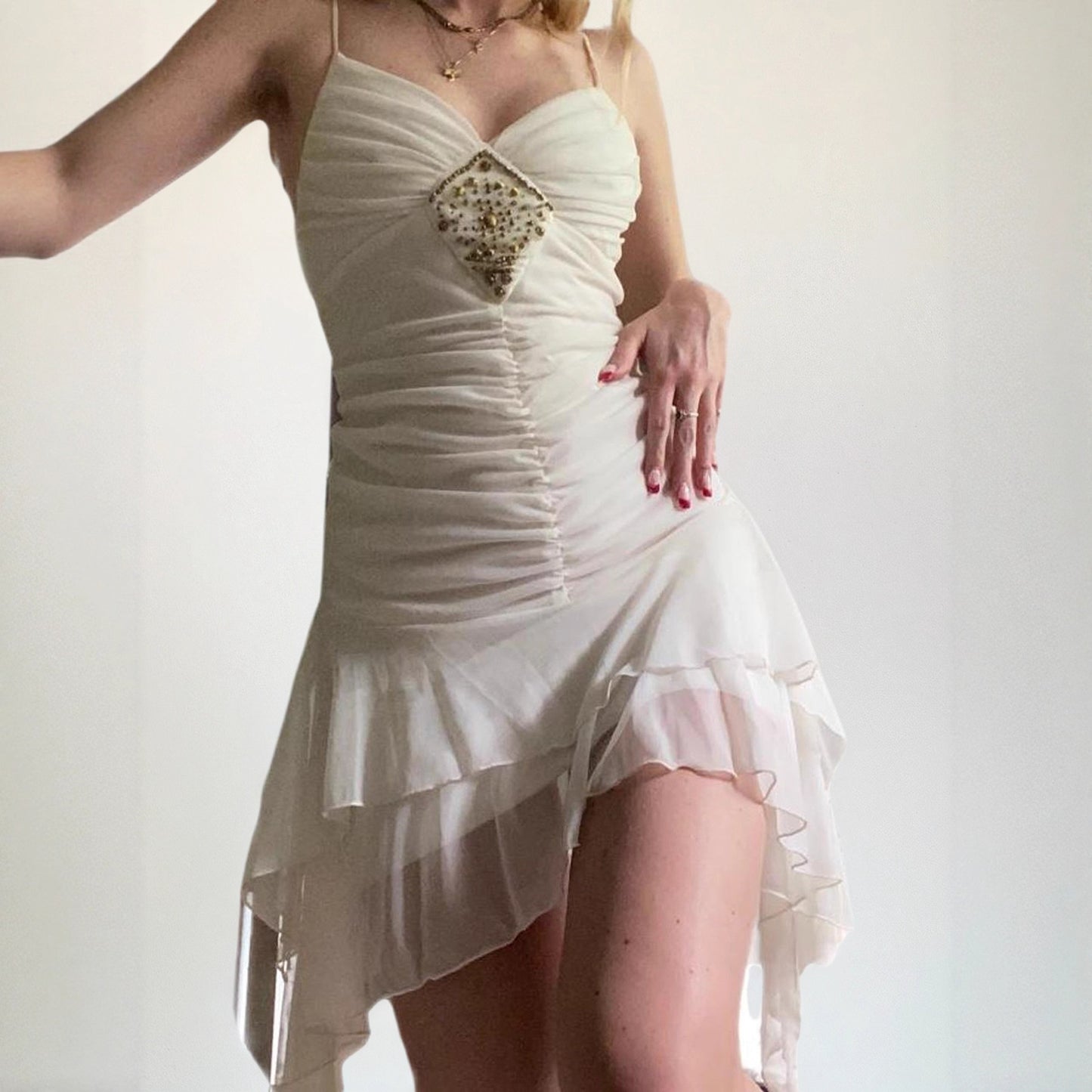 Dames Robe de soirée élégante avec des détails en volants et des bijoux scintillants Chic und Stil