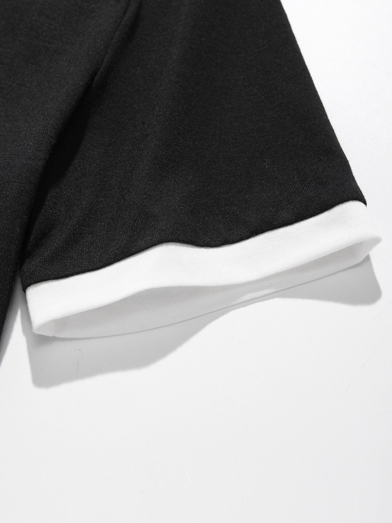 T-shirt cropped pour femmes avec motif de squelette et accents de manches contrastants Chic und Stil