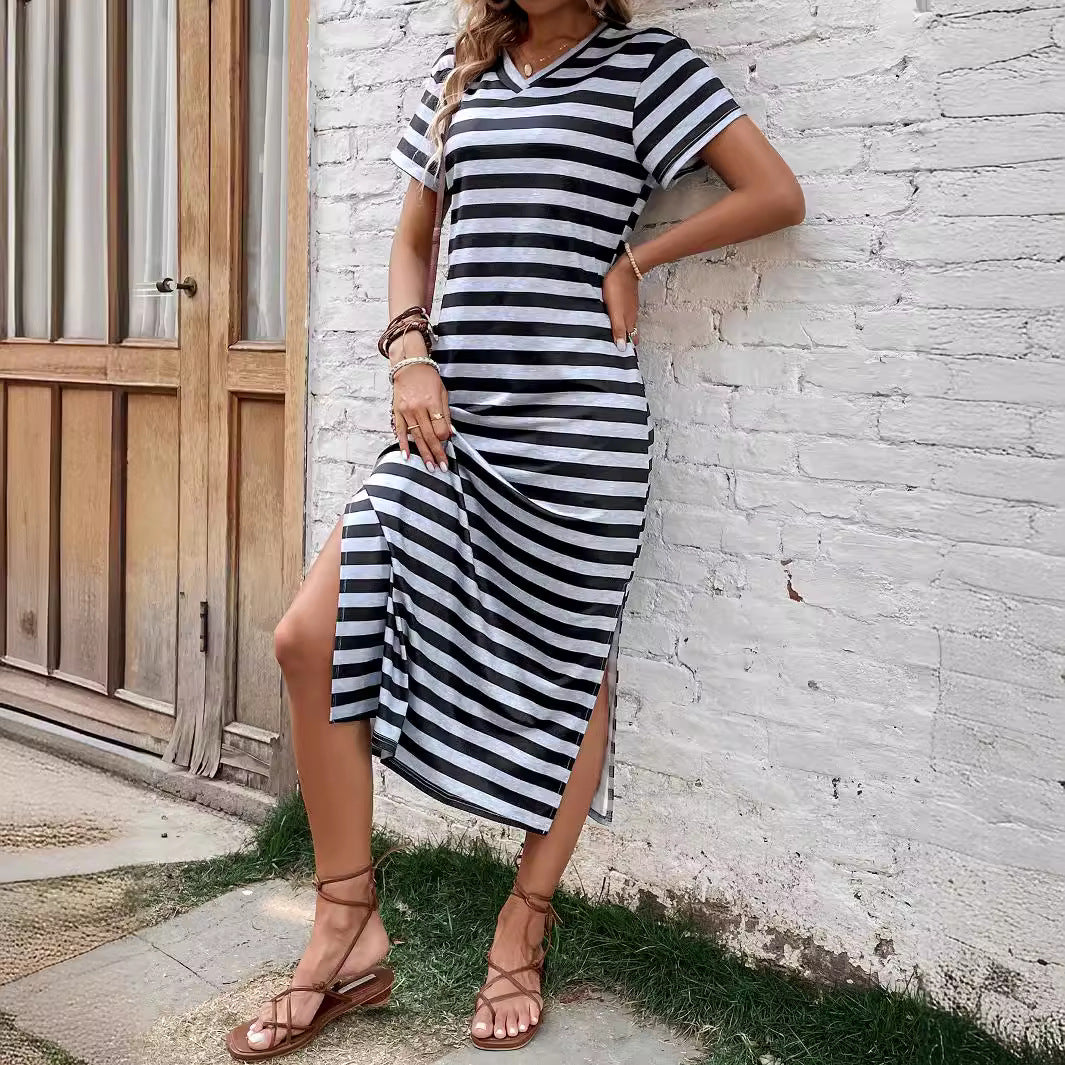 Robe maxi rayée pour femmes au design décontracté à décolleté en V avec fentes latérales Chic und Stil