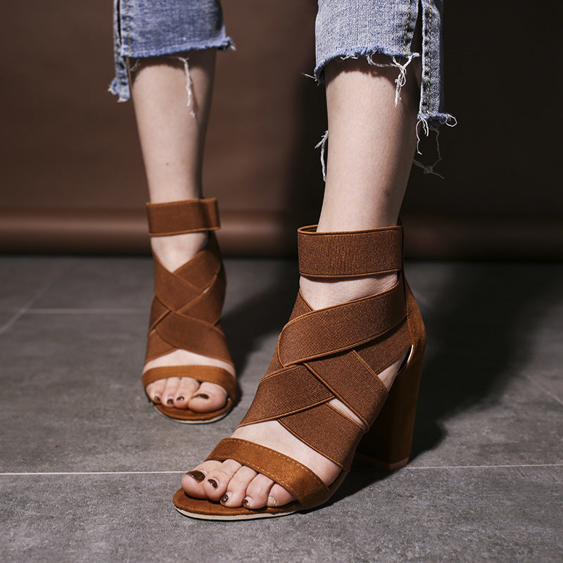 Sandales pour dames avec des lanières élégantes et un talon bloc Chic und Stil