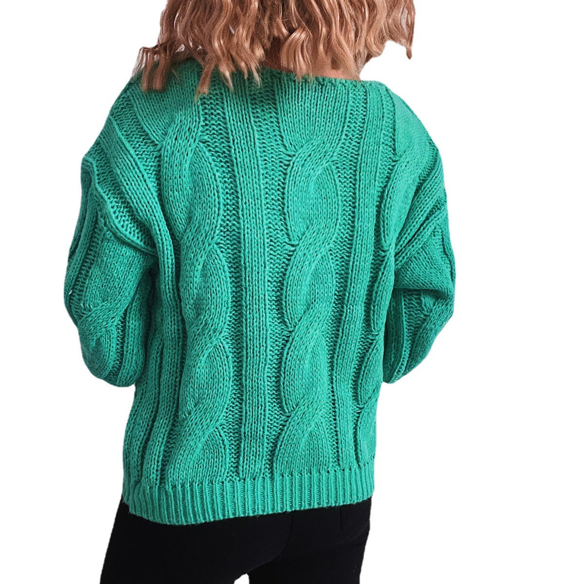 Chunky knit pullover for women with a striking cable pattern and a loose fit Chic und Stil