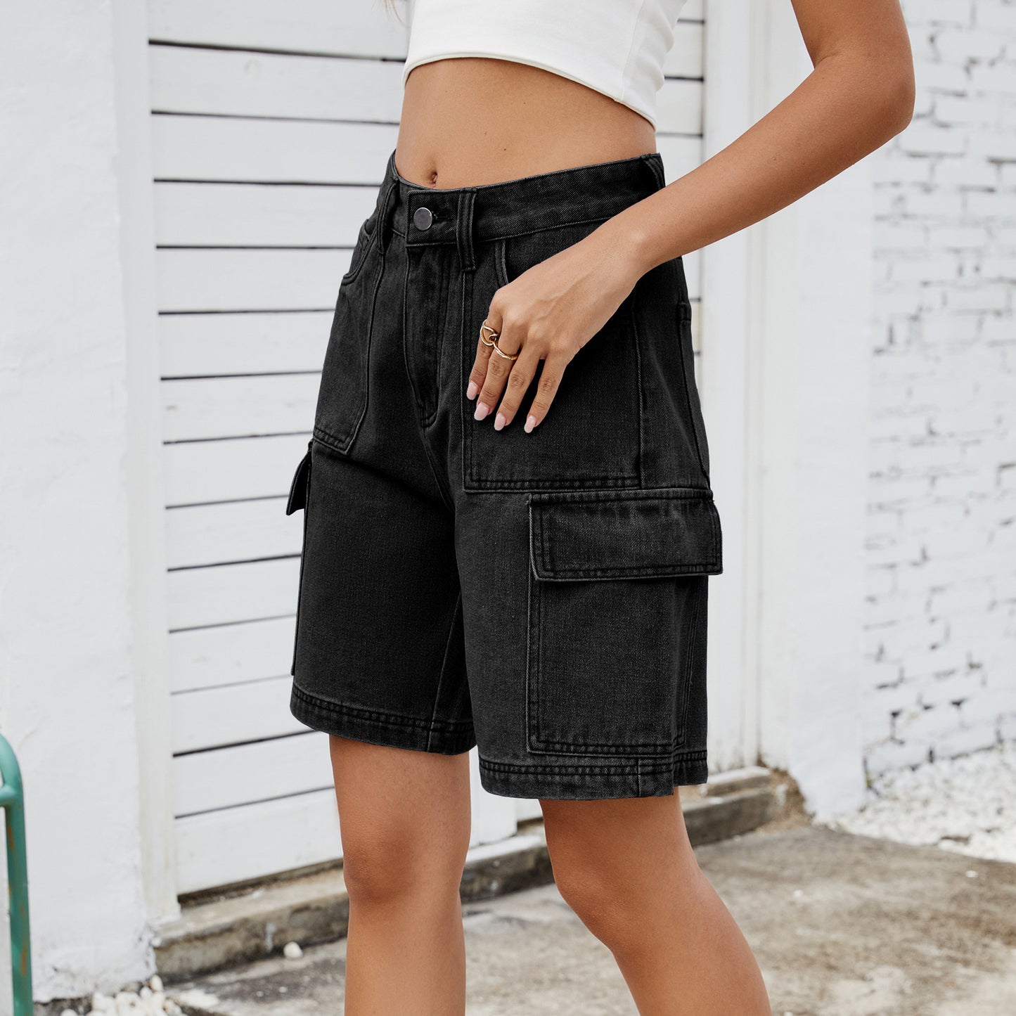 Women's cargo shorts with side pockets and high waist Chic und Stil