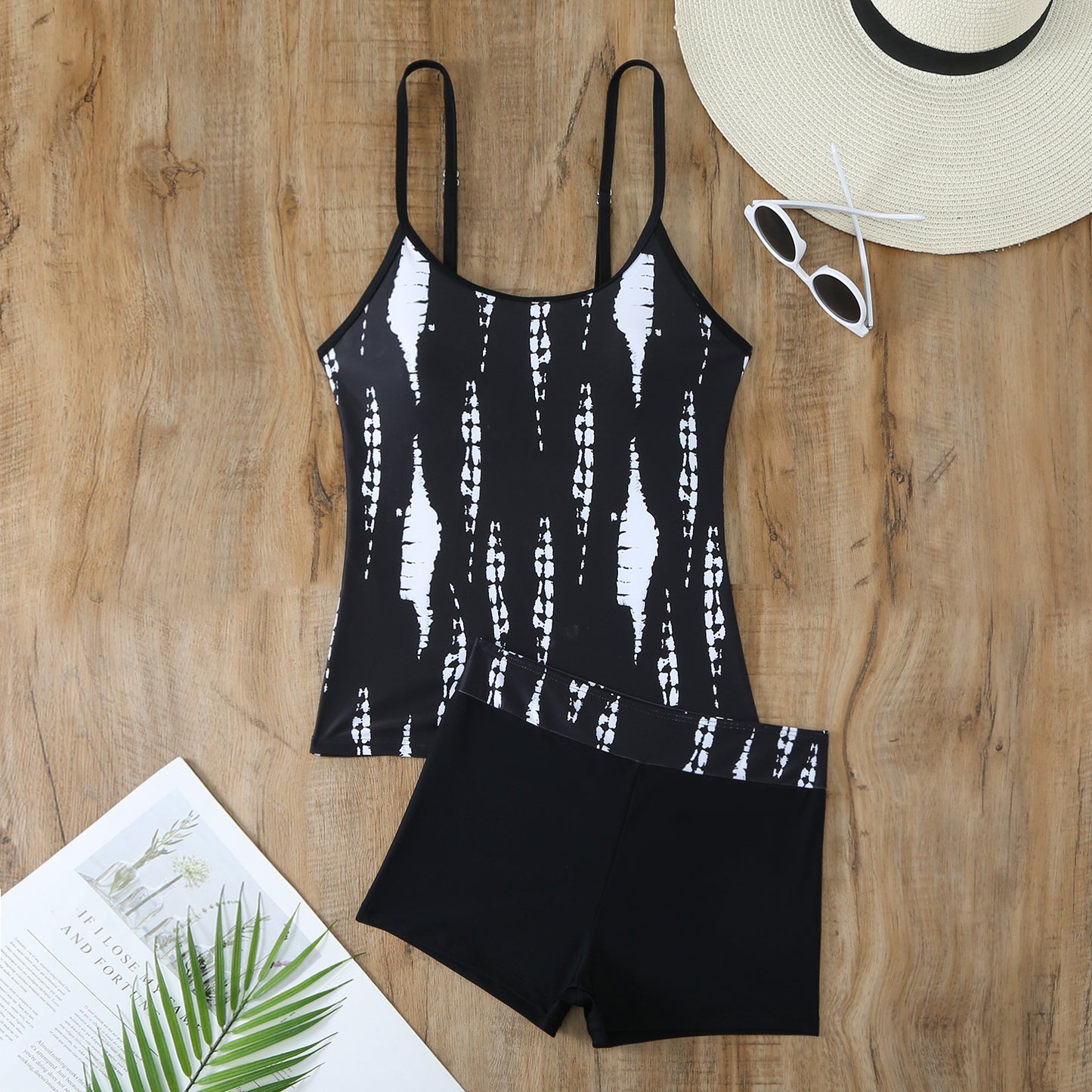 Women's sporty tankini set with a stylish eye-catching pattern and comfortable shorts Chic und Stil