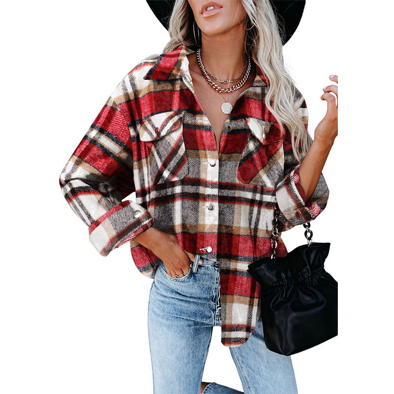Chemise en flanelle surdimensionnée pour femmes avec motif à carreaux et détails de boutons Chic und Stil