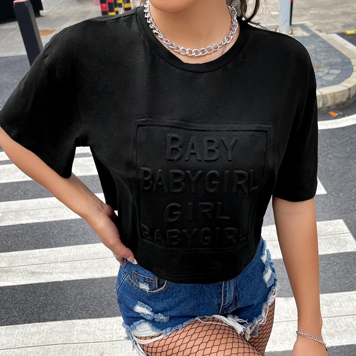 T-shirt crop pour femmes avec motif en relief Chic und Stil