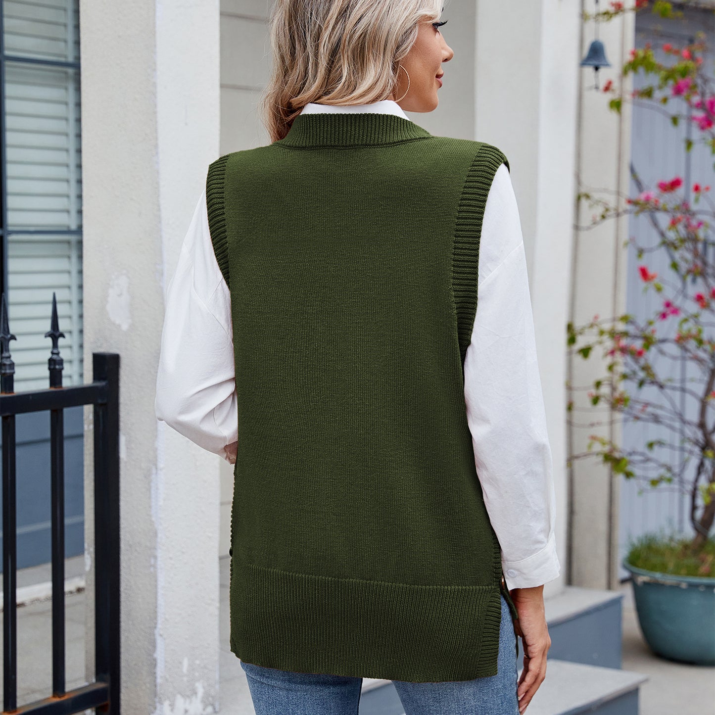 Women's knitted sweater with side button details and a modern Chic und Stil fit