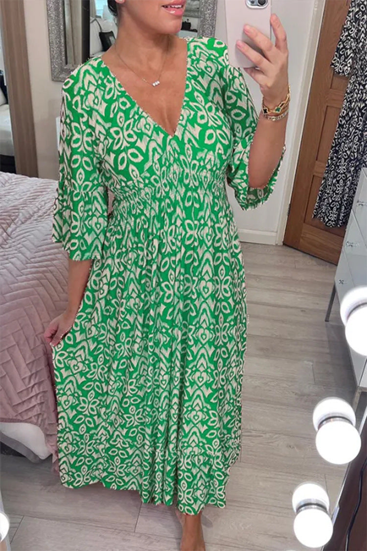 Robe maxi femme avec décolleté en V et motif floral saisissant Chic und Stil