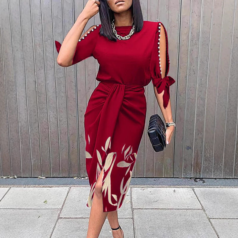 Robe mi-longue pour femmes avec des détails floraux et une fente élégante Chic und Stil