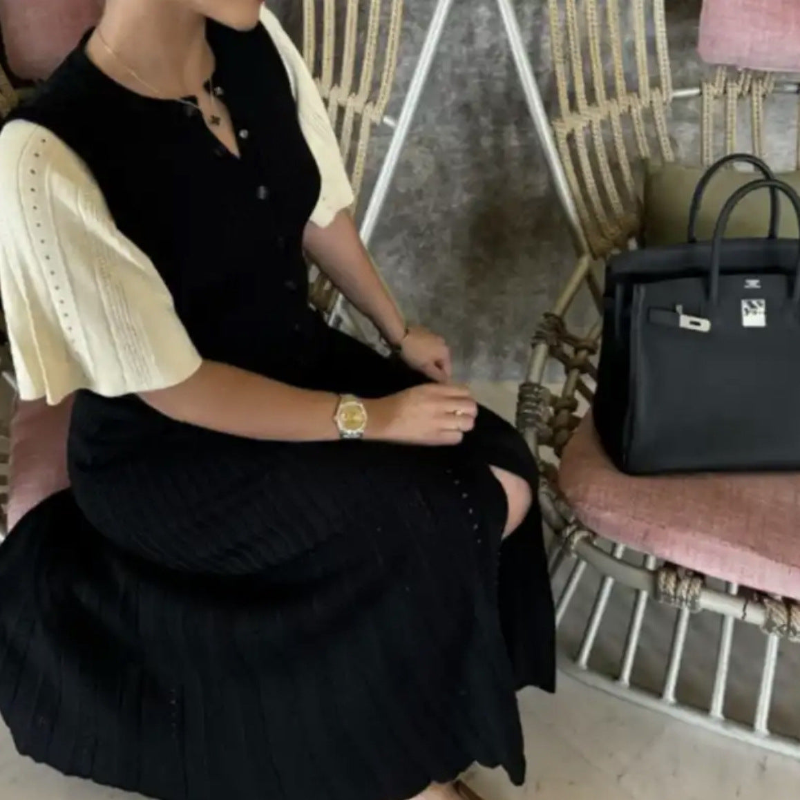 Robe midi femme avec un élégant ourlet à volants et un fin détail de boutons Chic und Stil