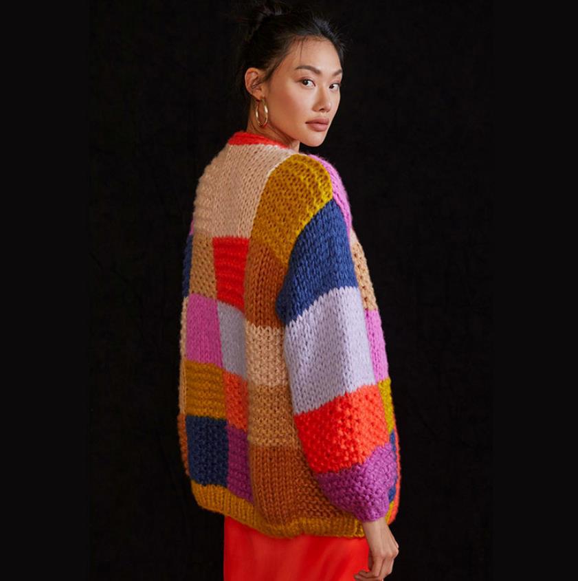 Cardigan en gros tricot pour dames avec un design patchwork coloré Chic und Stil