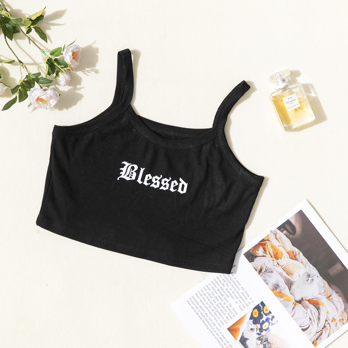 Top court pour femmes avec un design côtelé et un cool logo Chic und Stil