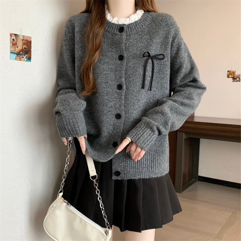 Cardigan tricot pour femmes avec des boutons décoratifs et un accent de nœud Chic und Stil