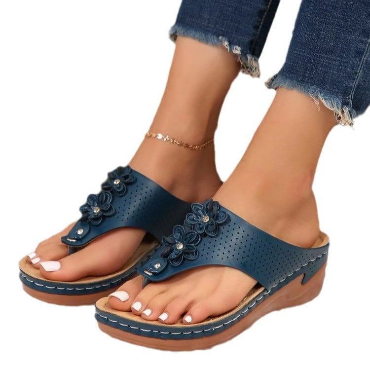 Sandales florales à la mode pour femmes avec une tige perforée Chic und Stil