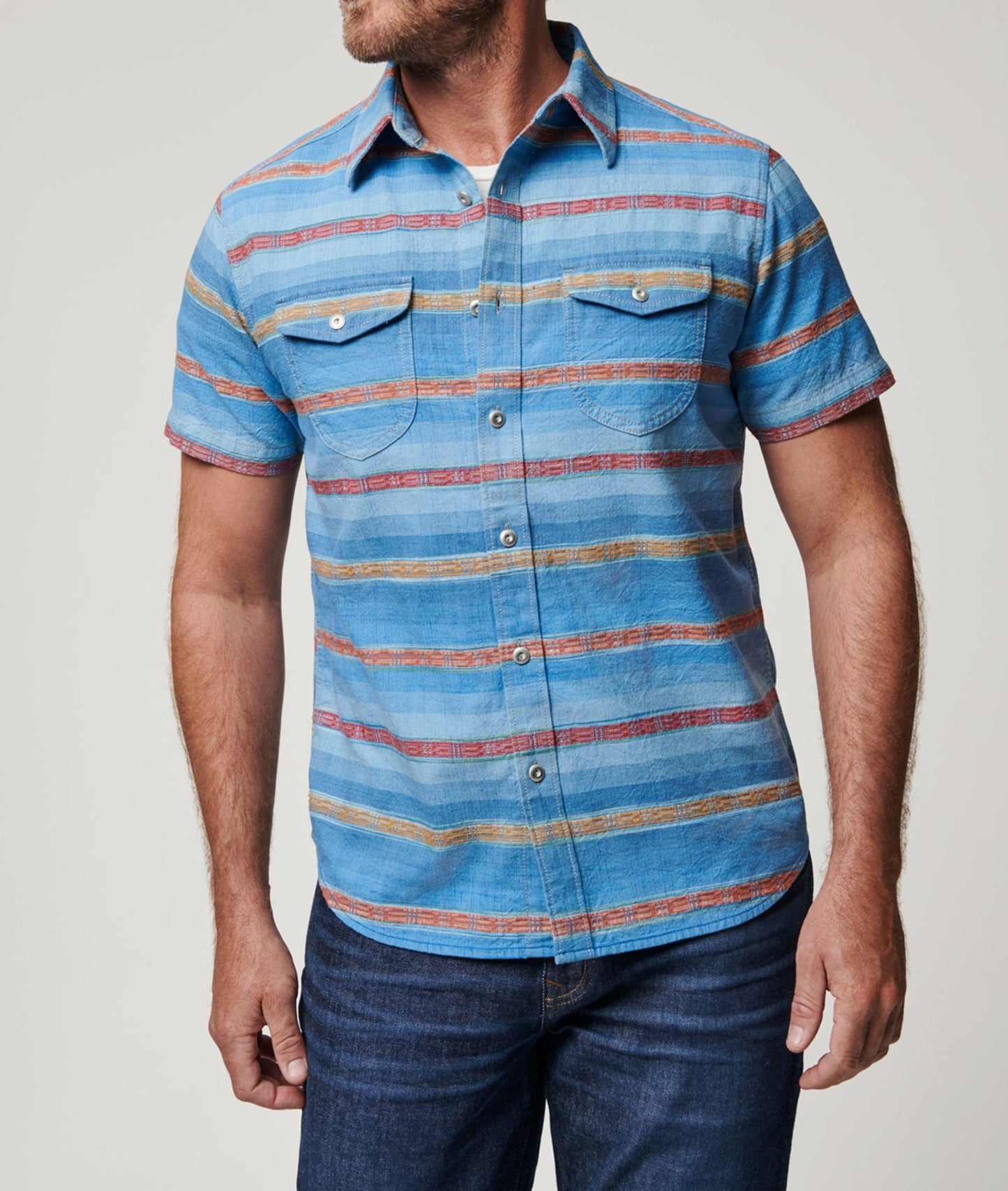 Chemise à manches courtes pour hommes avec des motifs rayés variés et des poches poitrine pratiques Chic und Stil