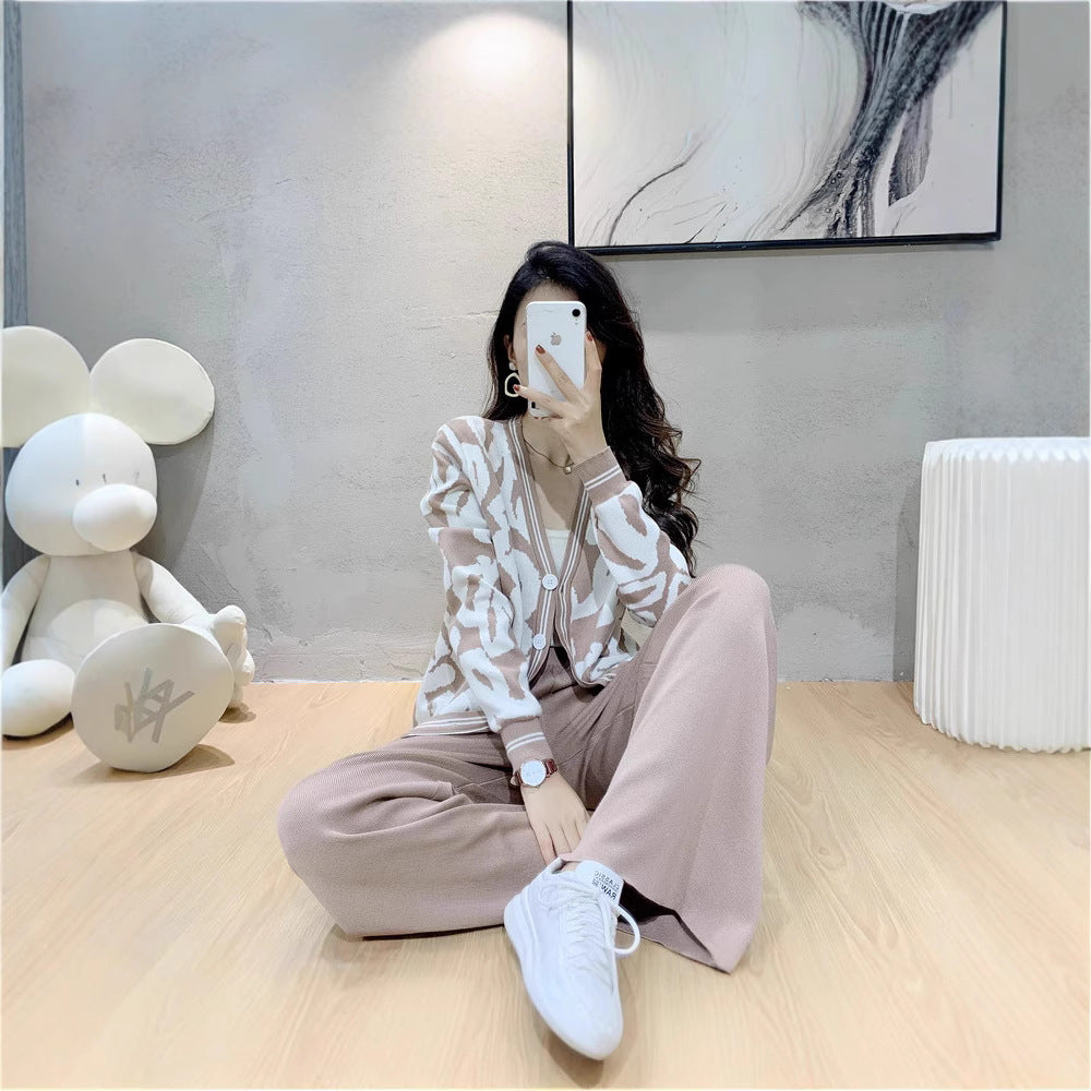 Dames Haut en tricot à la mode avec un motif graphique sophistiqué et pantalon décontracté Chic und Stil