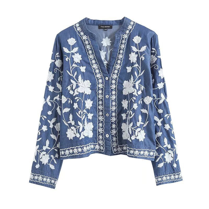 Blouse brodée pour femmes avec de fins détails en volants Chic und Stil