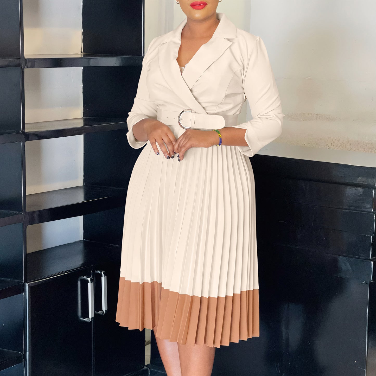 Robe plissée élégante pour femmes avec haut blazer cintré et ceinture Chic und Stil