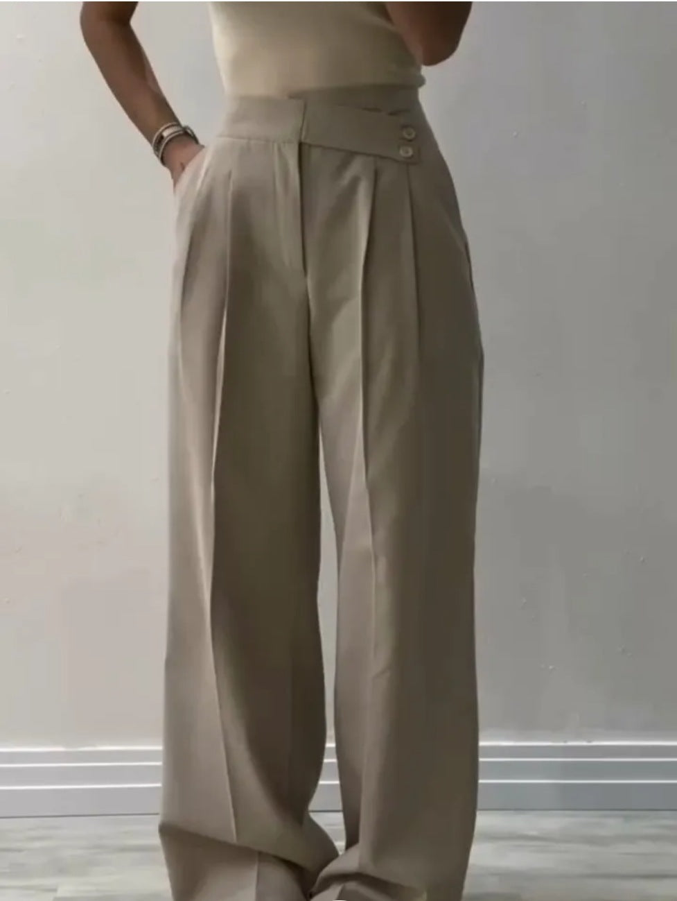 Women High-waisted palazzo pants with elegant pleats and button details Chic und Stil